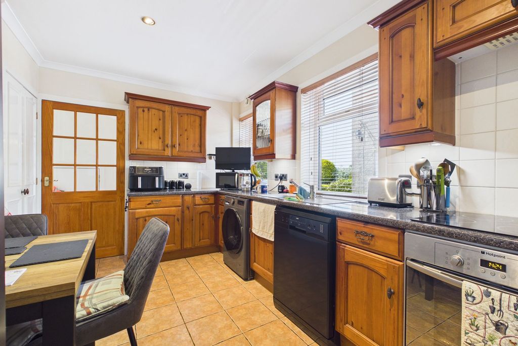 Property photo 3 of 17 Kitchen