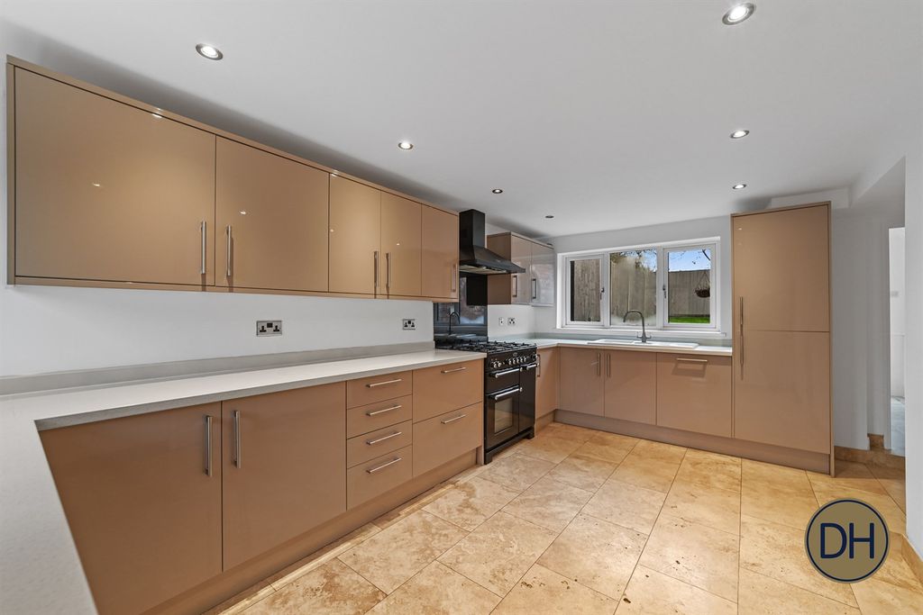 Property photo 3 of 29 Queens Road