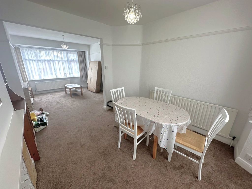 Property photo 3 of 12 Lounge (2)