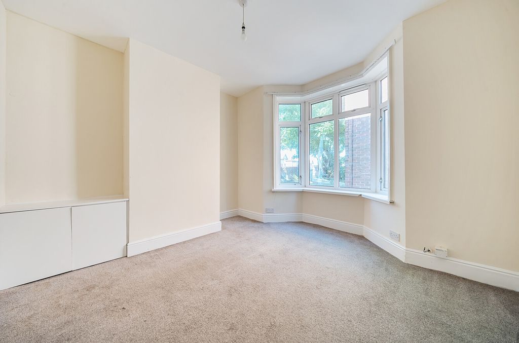 Property photo 3 of 13 1325021-6-686F8Ae...