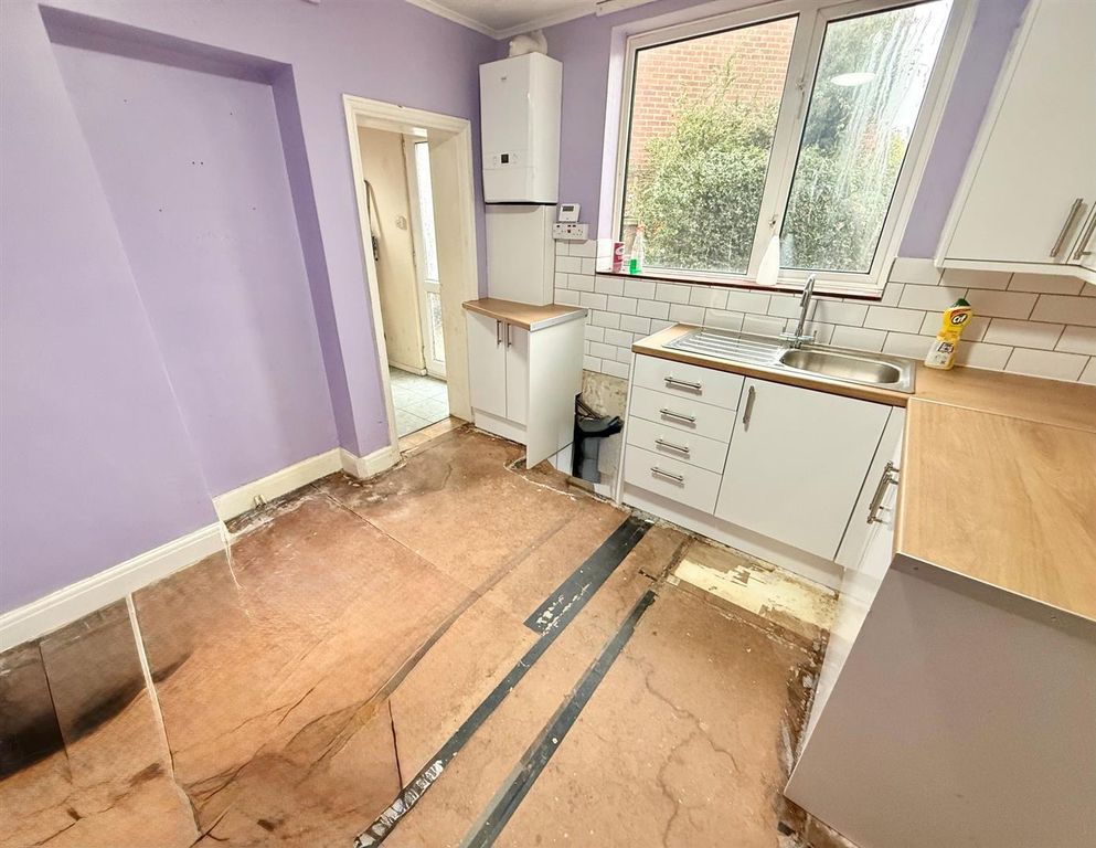 Property photo 3 of 9 Kitchen
