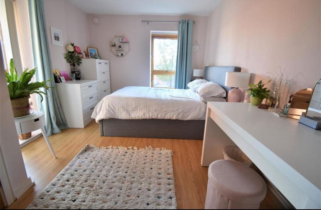 Property photo 3 of 8 Bright, Spacious Bedroom With Desk And Natural Lig...