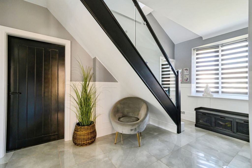 Property photo 2 of 17 Photo