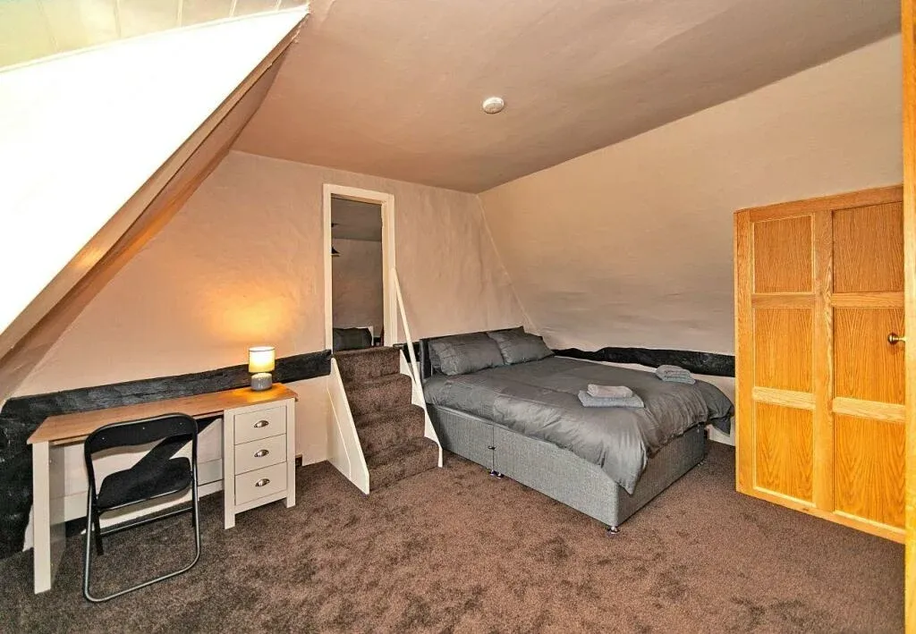 Property photo 2 of 19 Stairs To Hidden Room 