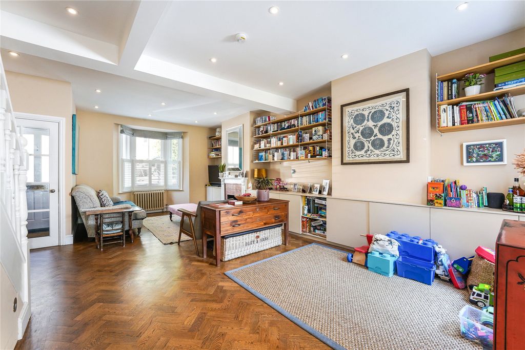 Property photo 3 of 12 15 Trott Street Lond