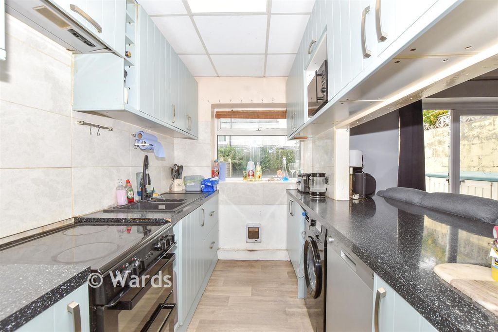Property photo 3 of 11 Kitchen