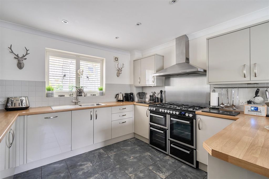 Property photo 2 of 16 Kitchen