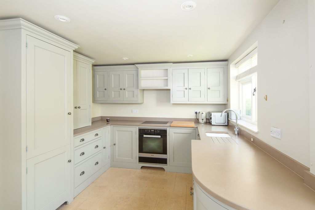 Property photo 2 of 19 Kitchen