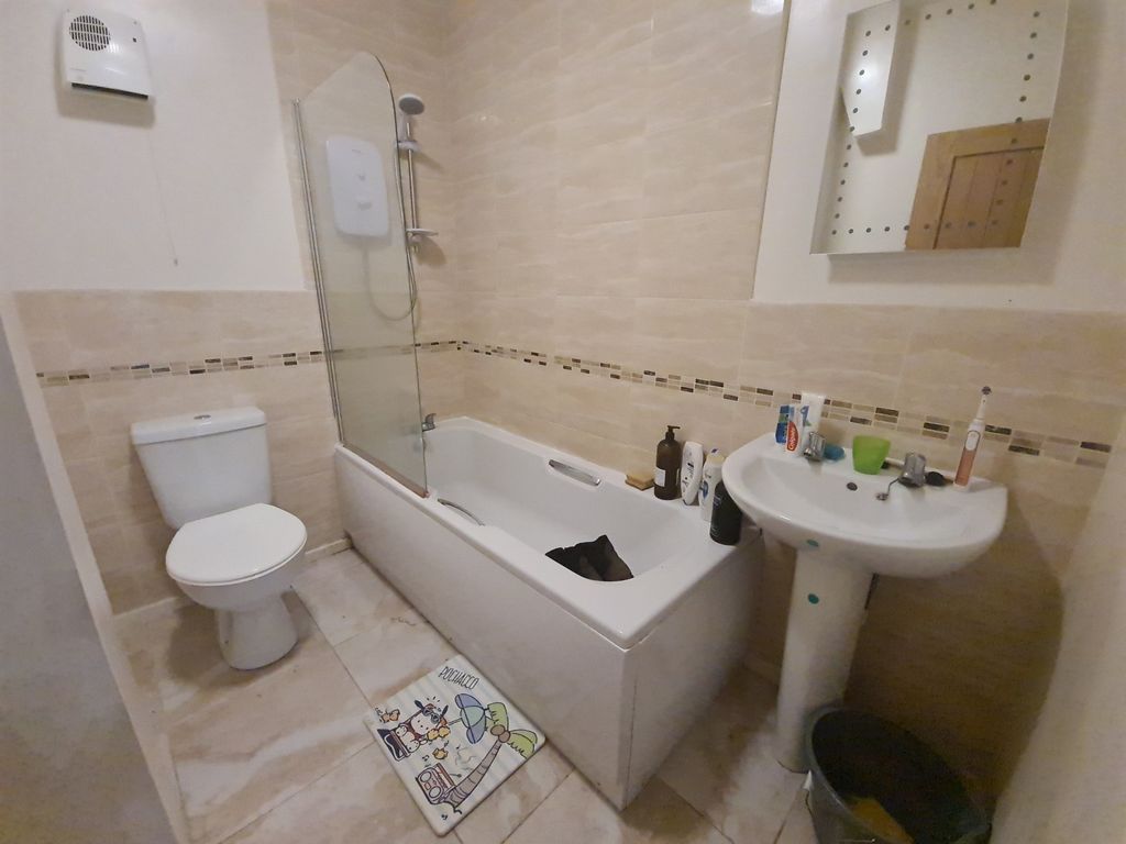 Property photo 2 of 7 Bright, Modern Bathroom With A Full-Size Bathtub A...