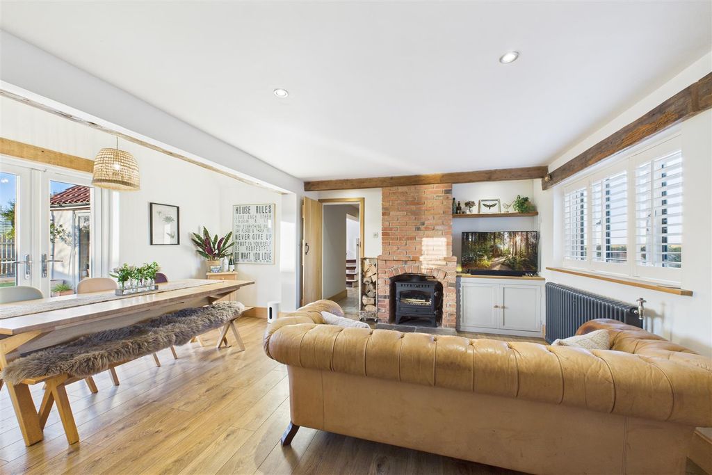 Property photo 3 of 27 Lounge