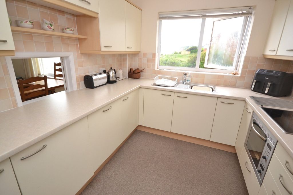 Property photo 3 of 14 Kitchen