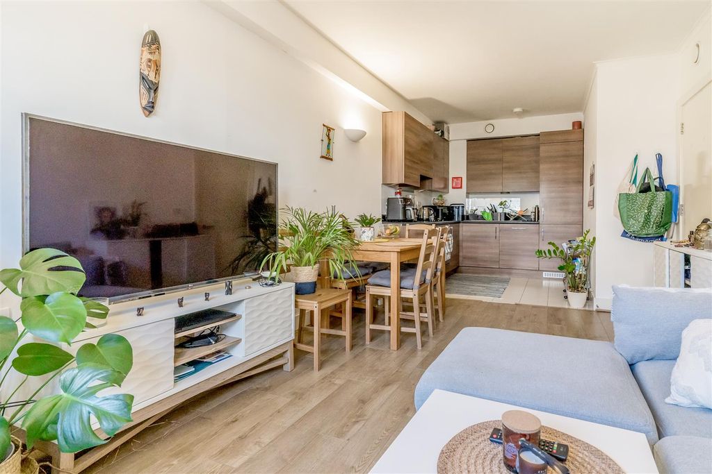 Property photo 2 of 16 32 Brighton Belle 01.Jpg