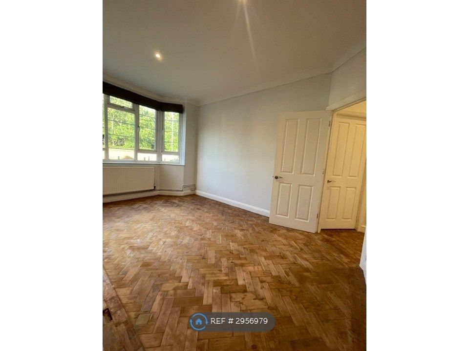 Property photo 1 of 15 Beautiful Parquet Flooring Throughout