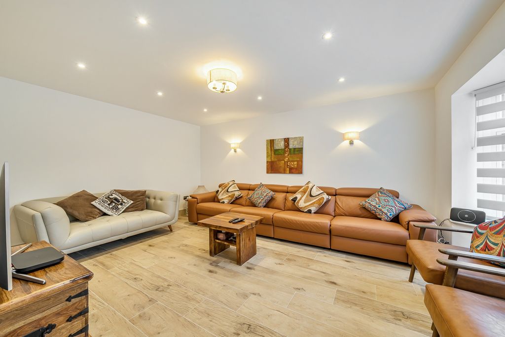 Property photo 2 of 22 Picture No. 11