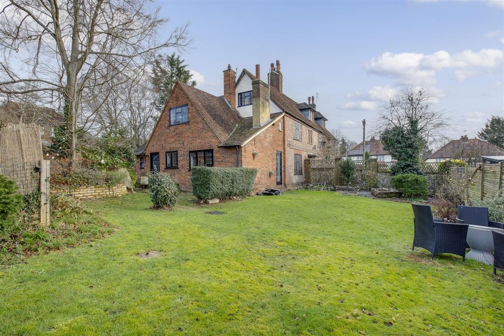 Property photo 2 of 17 6A Mill End Road, Hp12 4Ax-15.Jpg