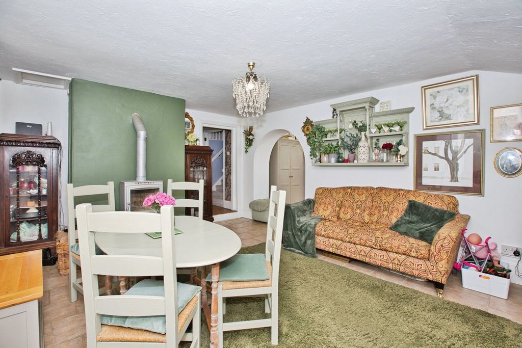 Property photo 2 of 25