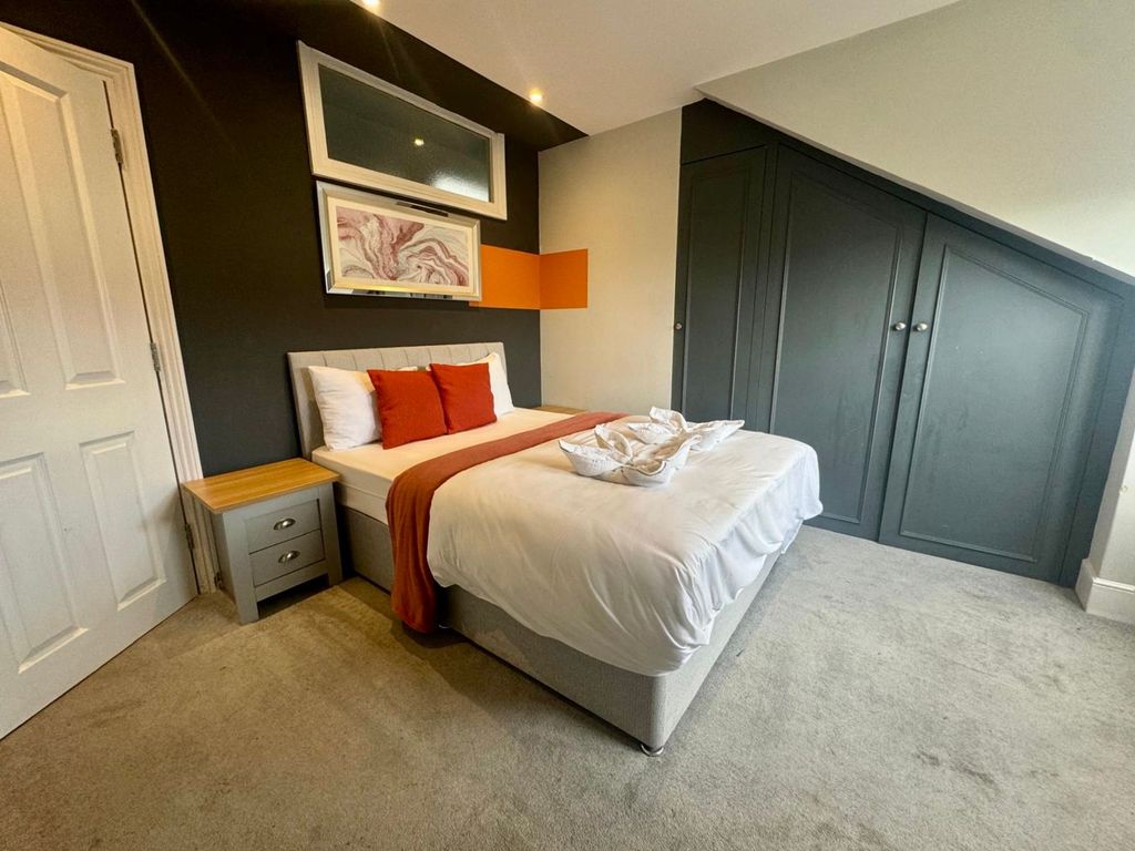 Property photo 3 of 9 Master Bedroom