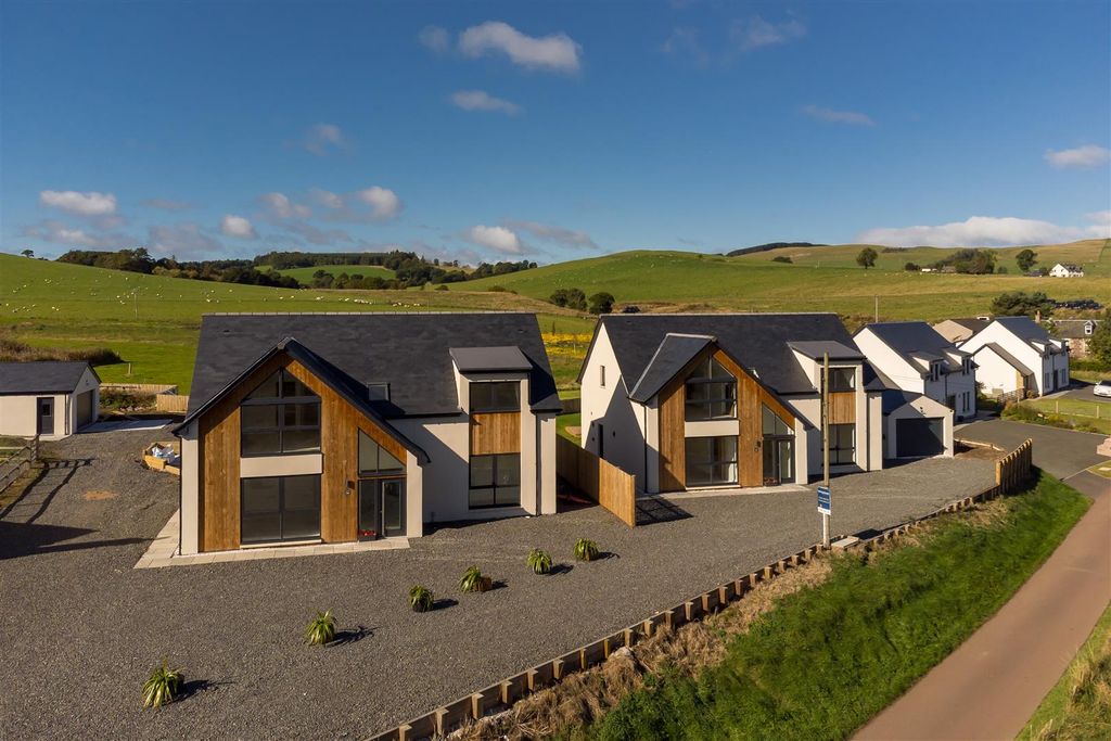 Property photo 2 of 34 76240_Ladyurd_012.Jpg