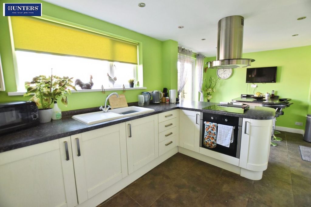 Property photo 3 of 18 Kitchen