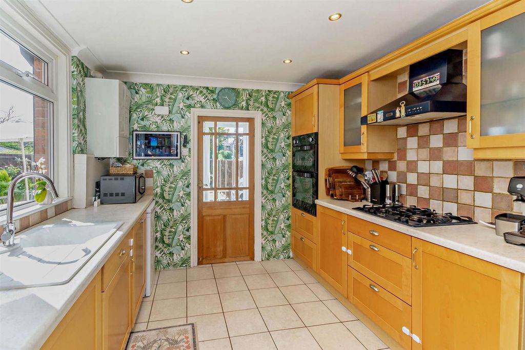 Property photo 3 of 19 Kitchen