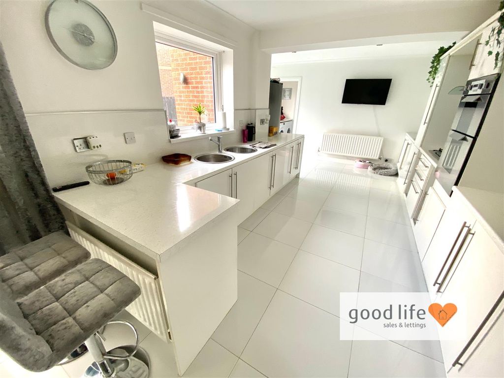 Property photo 3 of 21 20260224_135228286_Ios28Aylesdburydrive.Jpg