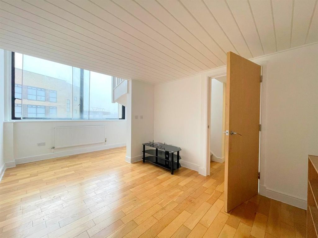 Property photo 1 of 11 Lounge / Kitchen / Diner