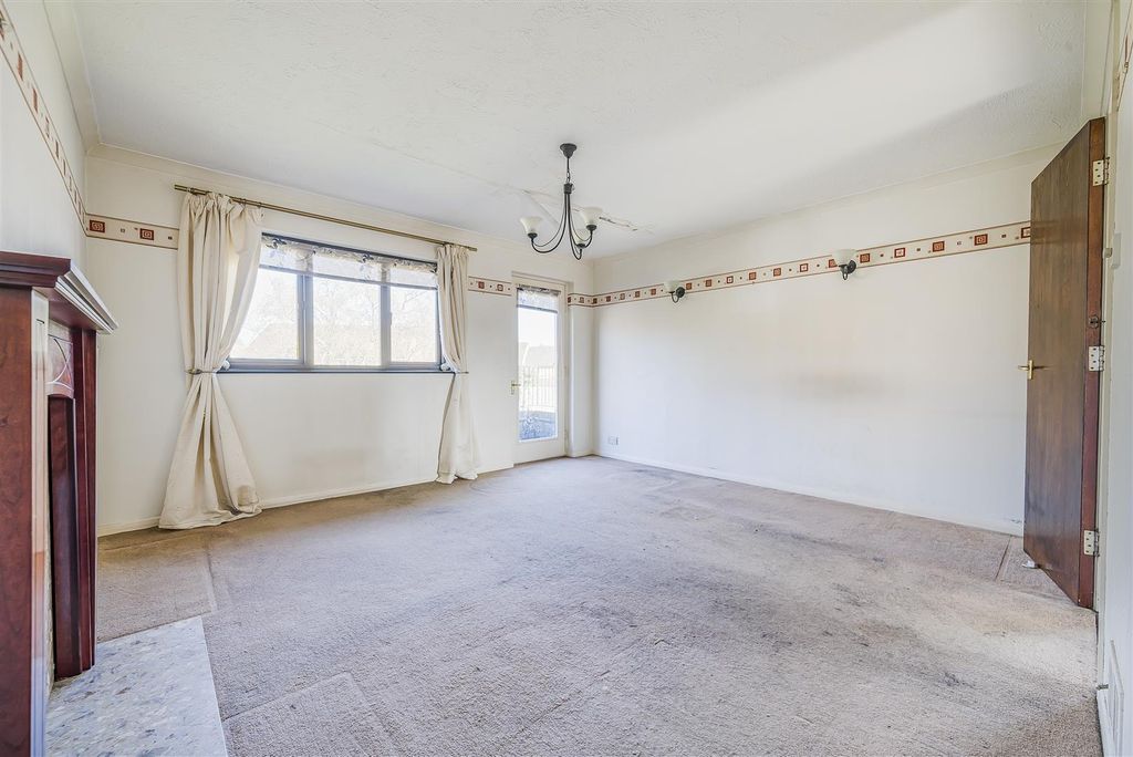 Property photo 3 of 11 Living Room