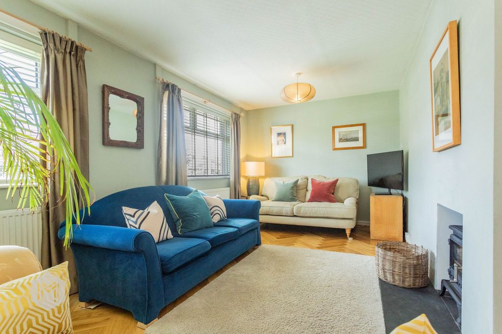 Property photo 2 of 33
