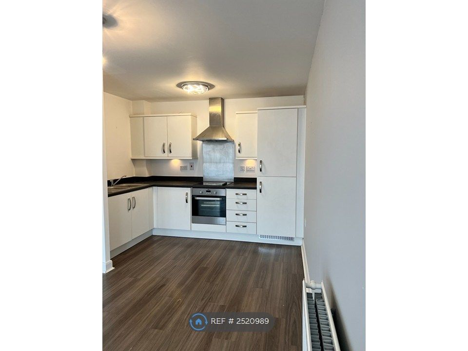 Property photo 3 of 7 Fitted Kitchen With White Goods