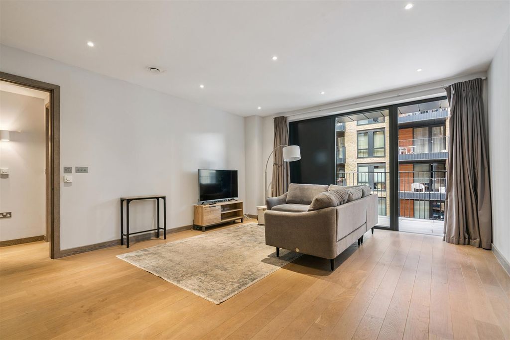 Property photo 2 of 11 30 Gowing House 4 Drapers Yard Sw18 Reception 2.Jp