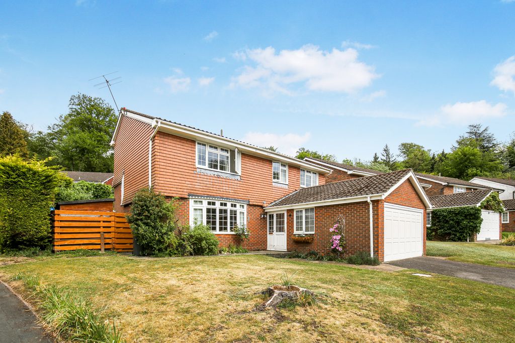 Property photo 1 of 27 1697665535 - 1 Boxford Close, Cr2 - 16