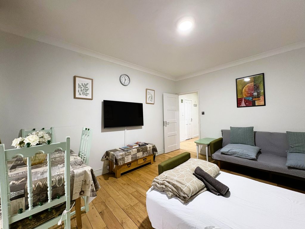 Property photo 2 of 14 Listing_889530_0004_2c9E69F9