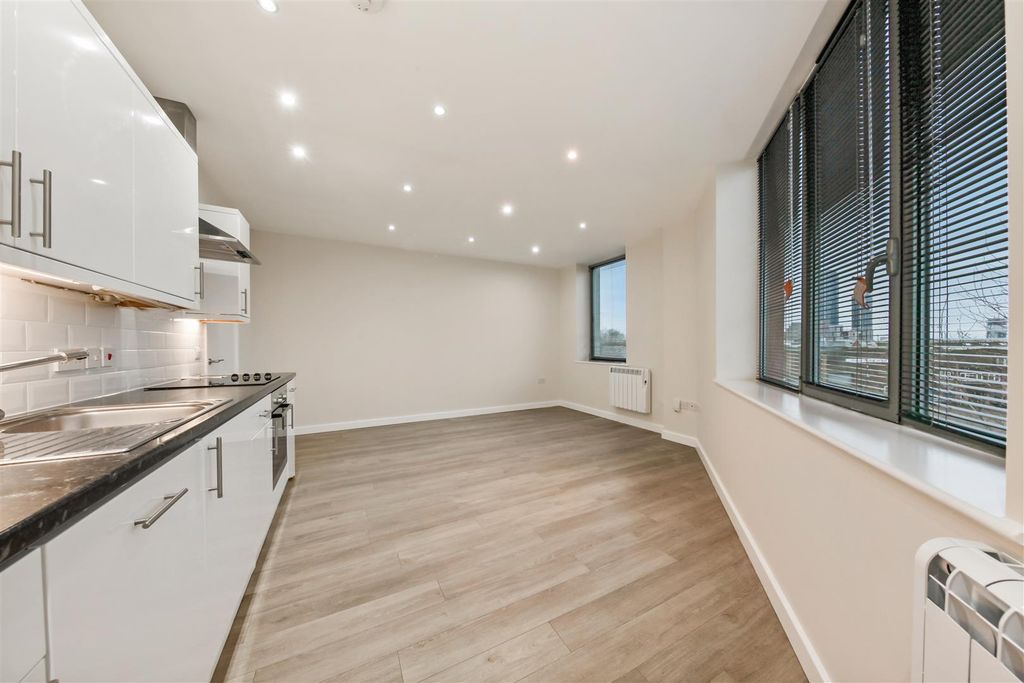 Property photo 2 of 7 4 Wesley House, 1-7 Wesley Avenue - Lublmxougjn5Gs