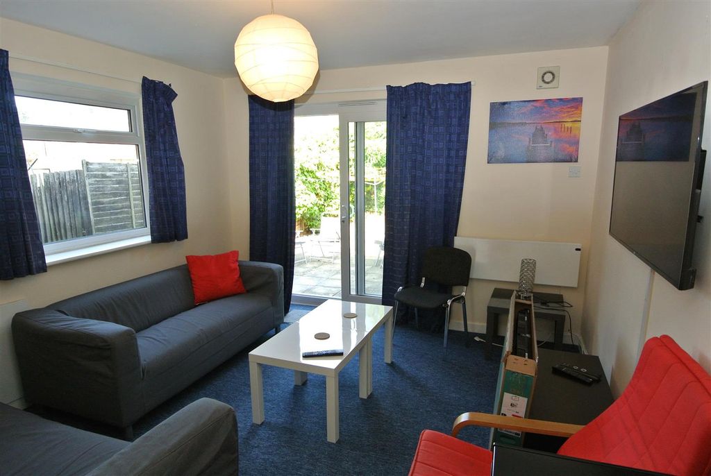 Property photo 3 of 18 Communal Living Room.Jpg