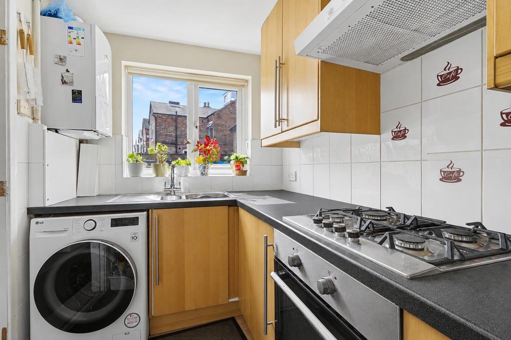 Property photo 3 of 10 Kitchen