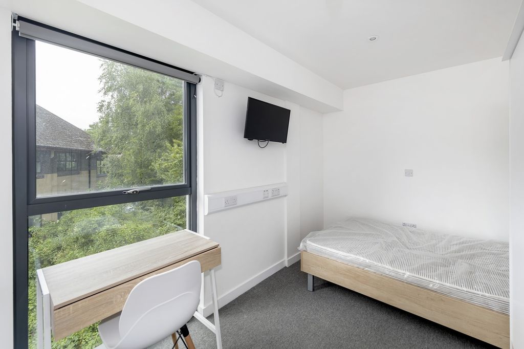 Property photo 2 of 3 A Bright And Tidy Double Bedroom Featuring Large W...