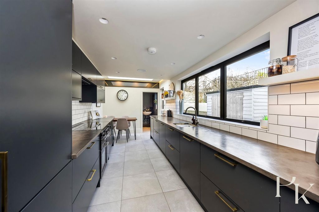 Property photo 3 of 25 Kitchen