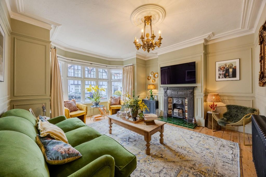 Property photo 3 of 39 Lounge