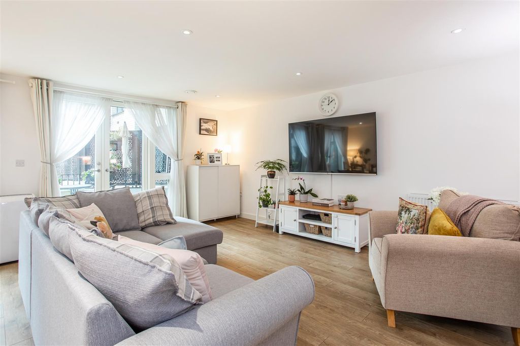 Property photo 3 of 21 Reception