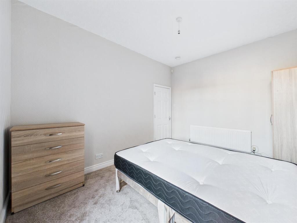 Property photo 2 of 8 Bright, Neutral Double Bedroom With A Comfortable ...