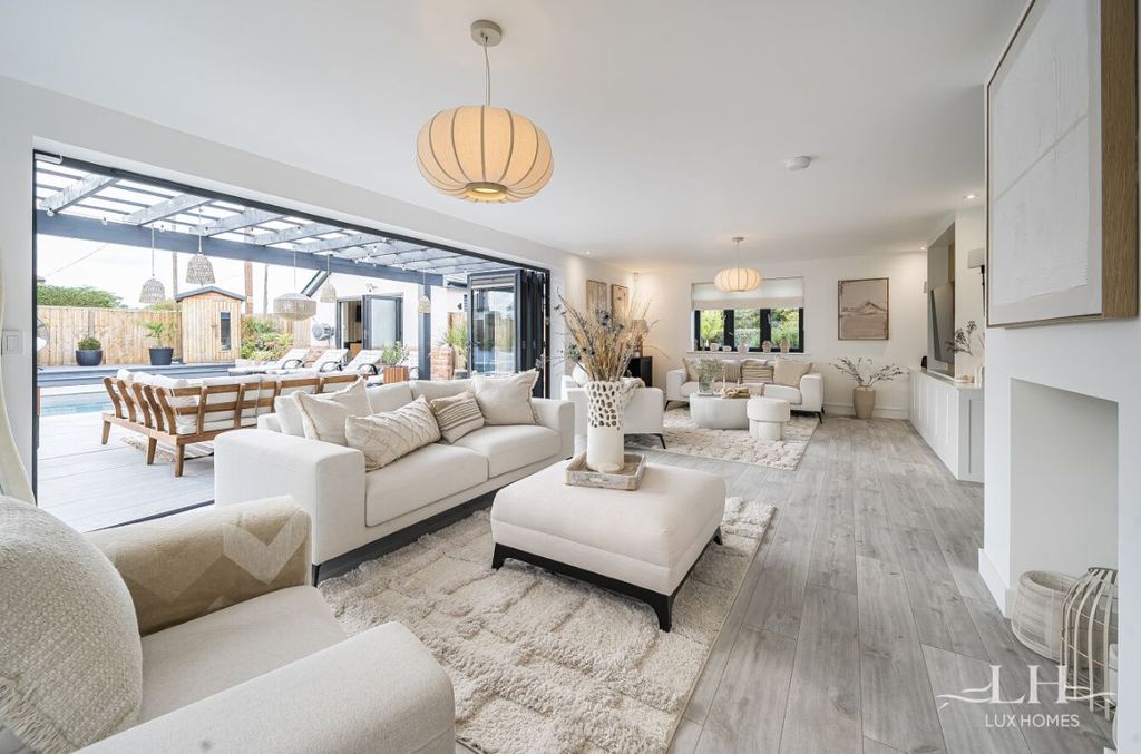 Property photo 2 of 27