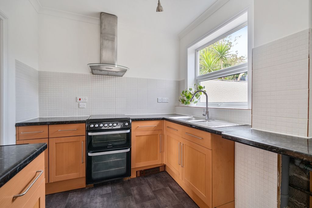 Property photo 2 of 19 1396045-12-69E0F751Cf652-Arw-1