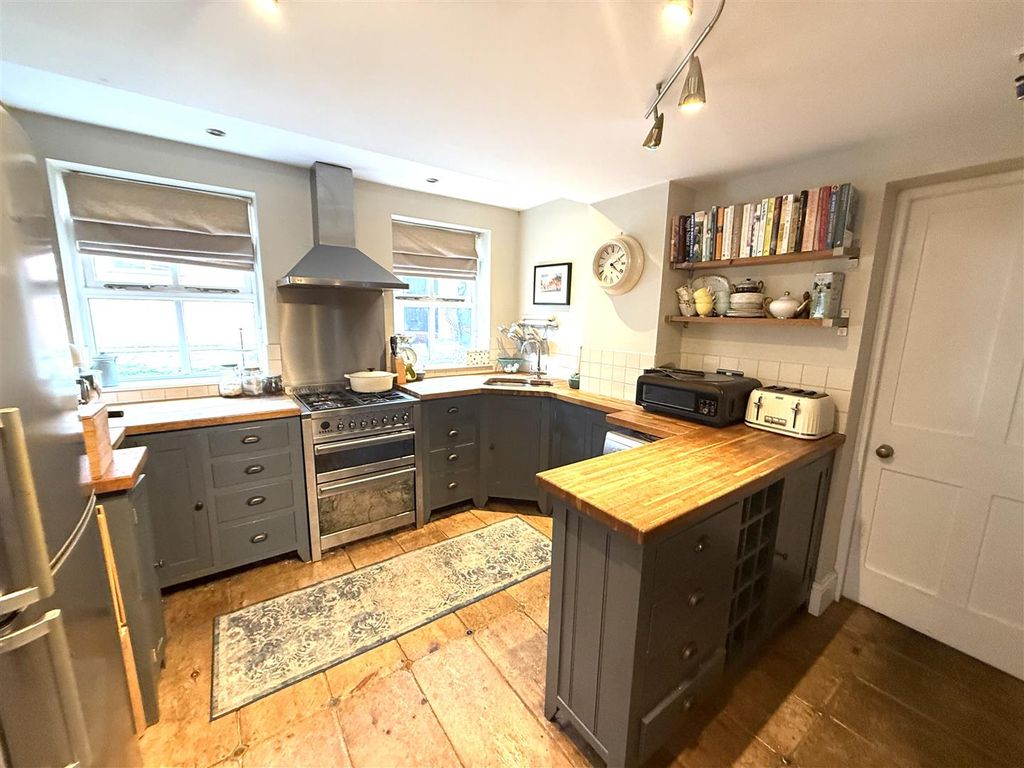 Property photo 3 of 18 Mellors 103.Jpg