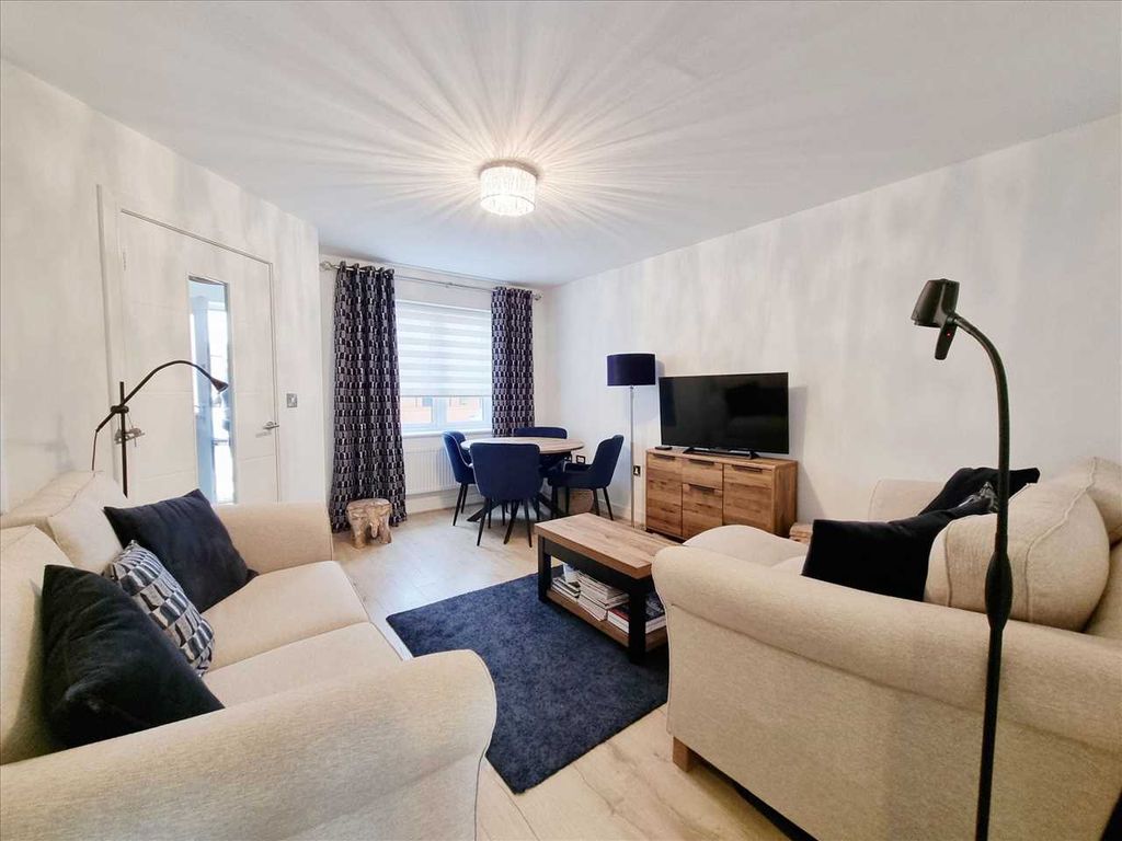 Property photo 2 of 10 Lounge: