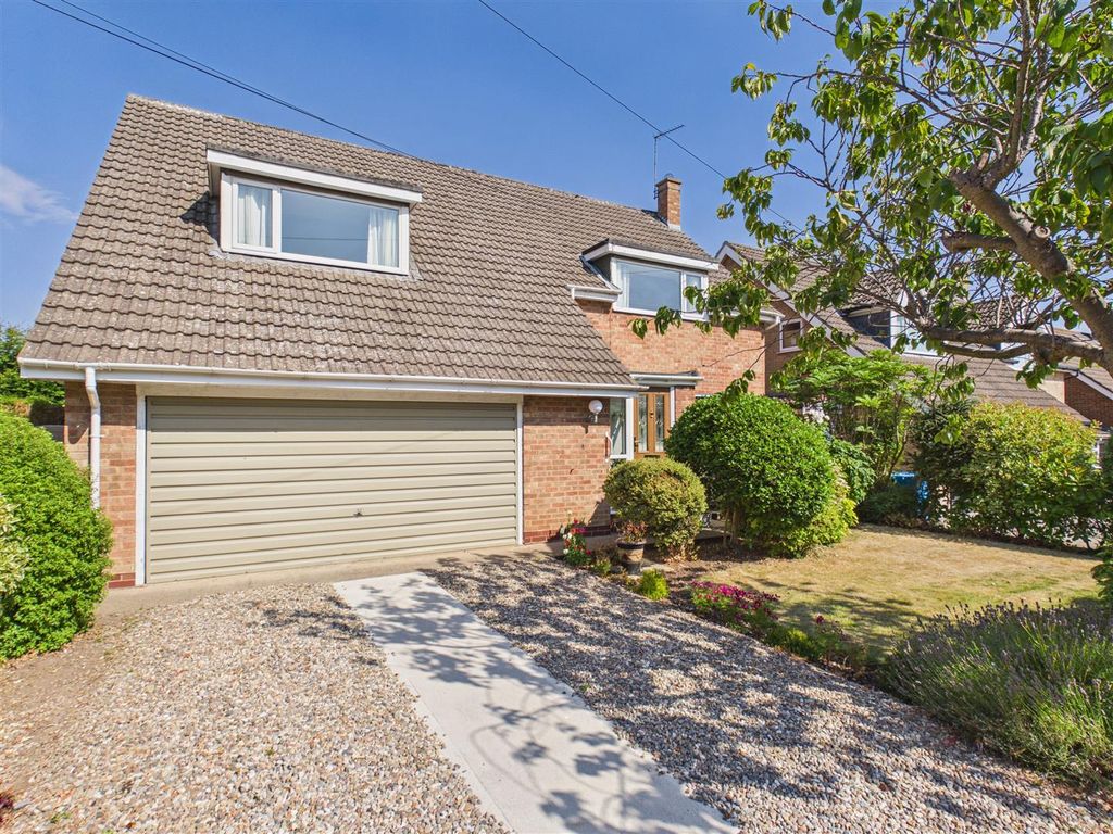 Property photo 1 of 18 Manor Road - Main