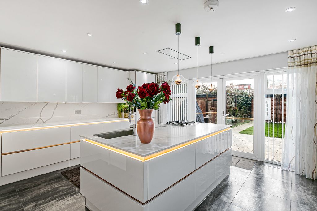 Property photo 3 of 29 Kitchen