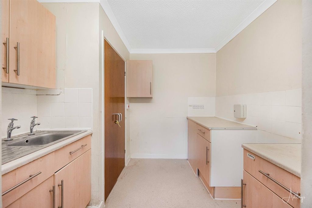 Property photo 3 of 18 Kitchen