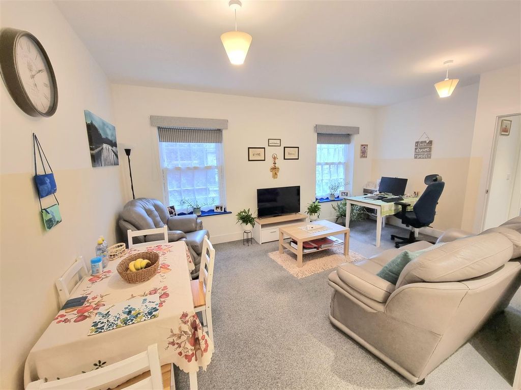 Property photo 3 of 8 Lounge/Diner