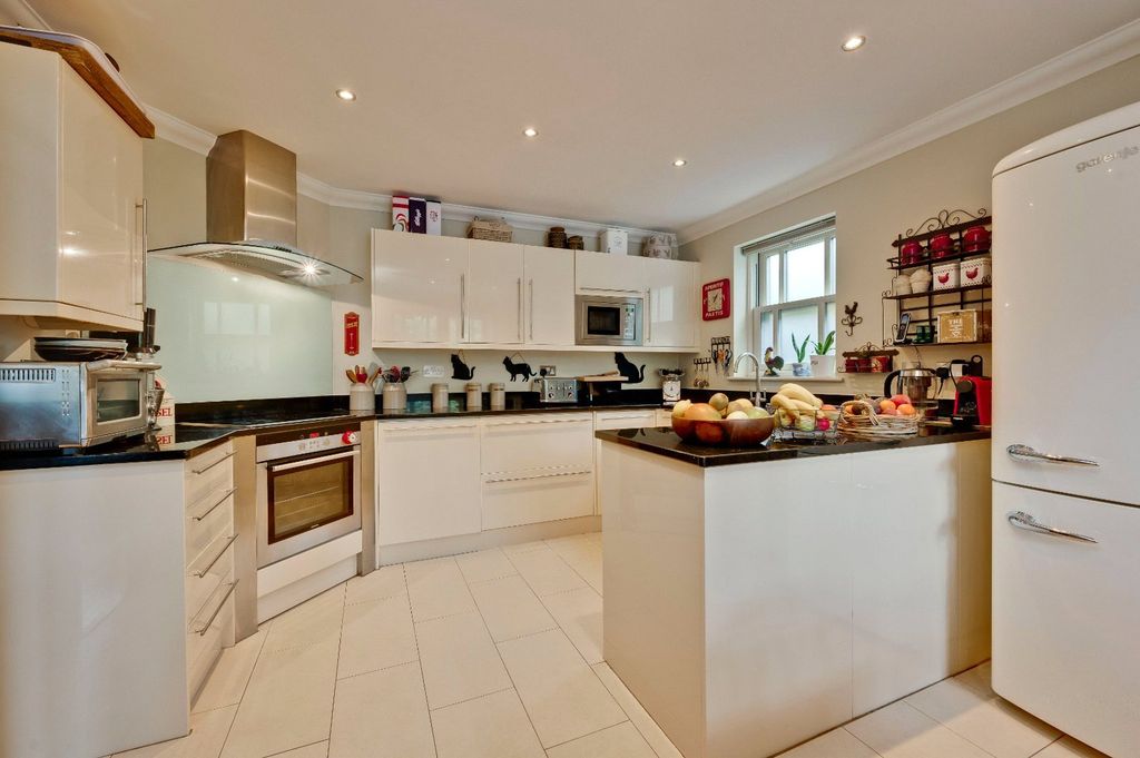 Property photo 3 of 14 Kitchen