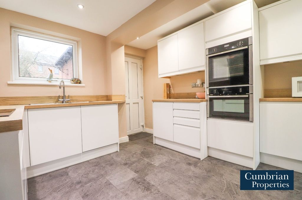 Property photo 2 of 20 Dining Kitchen